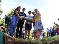 Twinners mark 40 years with time capsule burial