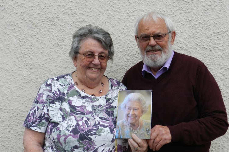 John and Cynthia Coleman with the card they received from Her Majesty the Queen on their Diamond Wedding Anniversary. NP 280222 01