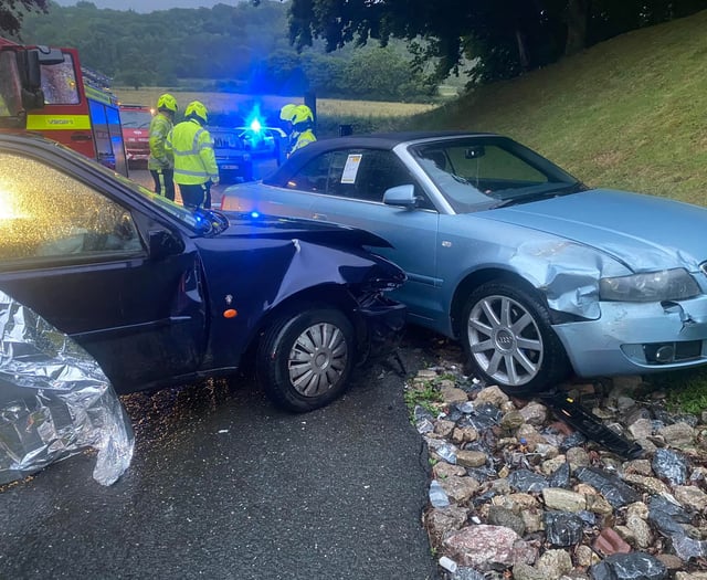 Firefighters assist with casualty extraction at Chudleigh RTC