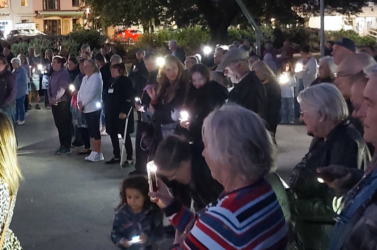 ON Sunday night, the Mayor of Dawlish, Councillor Lisa Mayne, led the Parish of Dawlish in the national minute of reflection in memory of her late Majesty, Queen Elizabeth II.
Picture: Dawlish Town Council (Sept 18 2022)