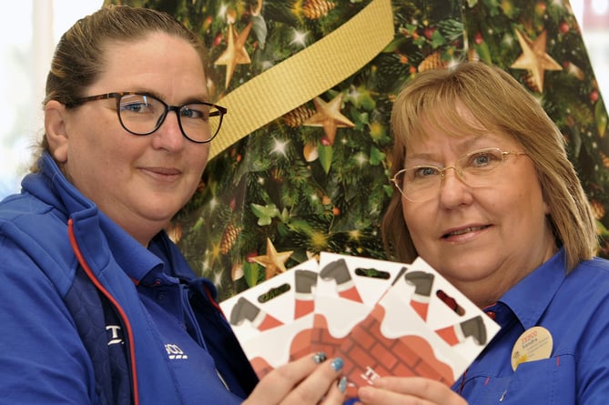 Photo: Steve Pope  MDA231122B_SP002
Tesco, £50 vouchers for MDA Christmas competiton.  Tesco store colleagues Kelly Dart and Sandra Noone