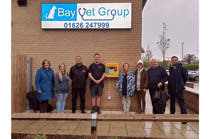 Emily Farrell, Newton Abbot CIC, Lucy Butterworth, local resident and defib champion, Paul Nethercott, Griffiths Construction, Steven Humphries, Devon Renewables, Sally Simpson and Linda Robson-Burrell, local residents, Councillor Phil Bullivant, and Chris Bamford  from Bay View Vet Group.