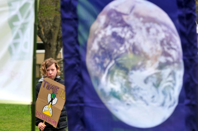 MDA22042A_SP009  Photo: Steve Pope 

Cimate change march in Bovey Tracey to mark Earth Day on Saturday.  The  annual event on April 22 is to  demonstrate support for environmental protection