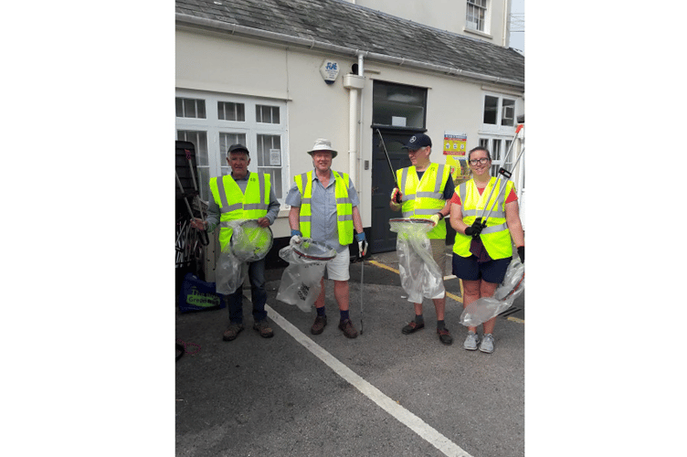 Dawlish Again Plastic Litter Pick team