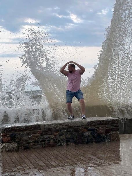 AS big waves pounded the Dawlish shoreline heating and plumbing engineer Matt Kimberley has shared this video of himself being caught by surprise at their ferocity.
Matt said: ÔWow! What a night out in Dawlish.Õ
(17-8-23)
