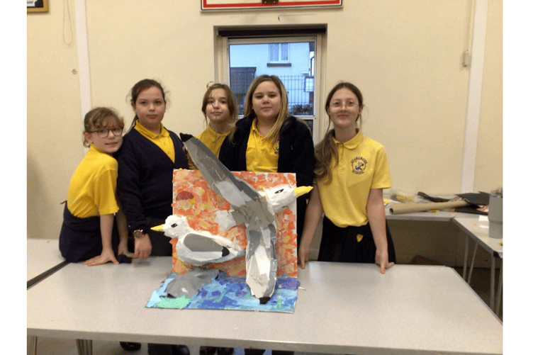 Proud pupils with some of the art work they
created at the workshop.