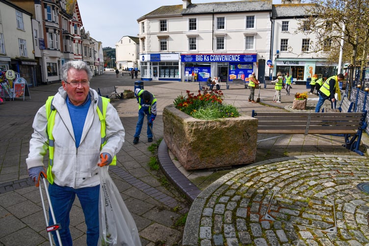 Volunteers in Teignmouth Big Spring Clean