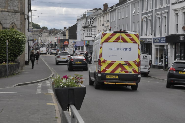 Traffic can continue to use Queen Street, in spite of signs to the contrary 