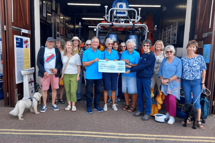 Singers raise a grand for Teignmouth RNLI