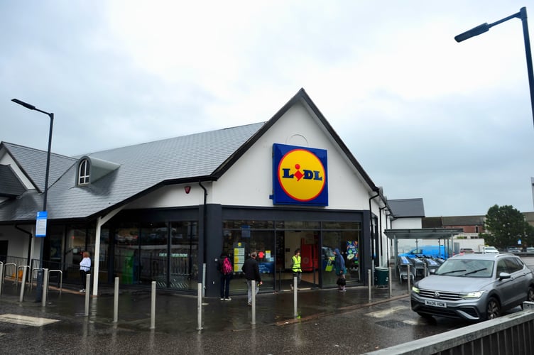 Generators providing electrical power in the centre of Teignmouth after a power outage affected hundreds of residential properties and businesses in the town. Lidl was one store that had to close.