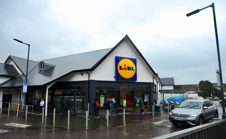 Generators providing electrical power in the centre of Teignmouth after a power outage affected hundreds of residential properties and businesses in the town. Lidl was one store that had to close.