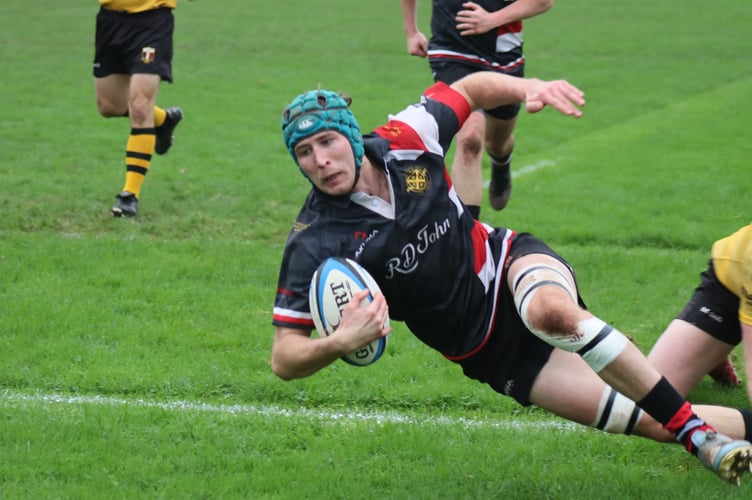 Pete Bilham flying in for his first of 3 tries