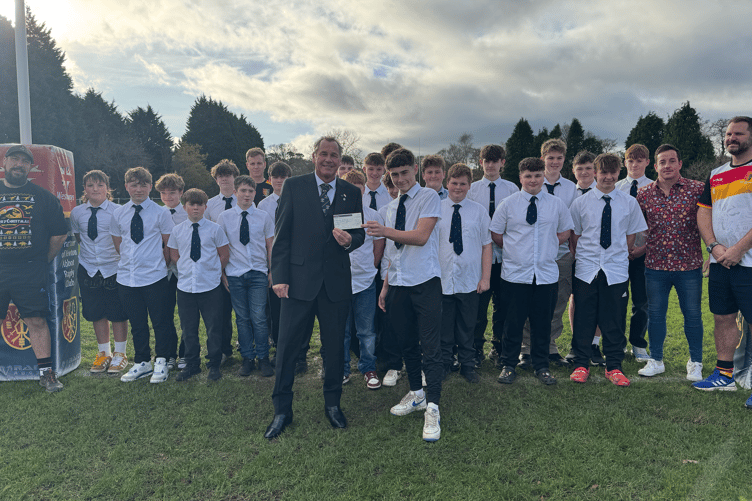 New smocks for rugby team thanks to Masons' donation