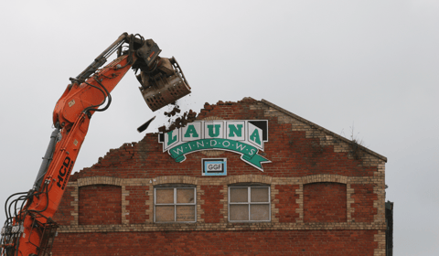 Launa Windows sign comes tumbling down