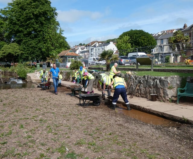 Volunteers tackle Brook sediment