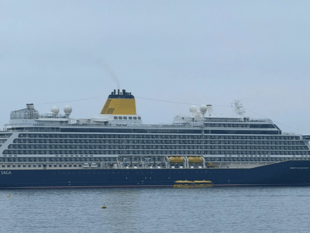 Mayor welcomes cruise ship