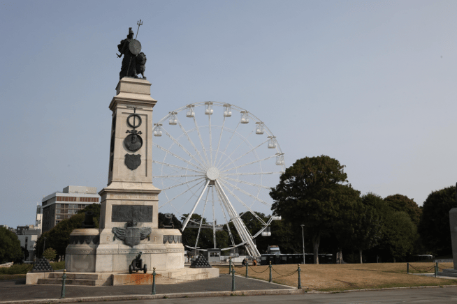 The big wheel at The Hoe which has been given temporary permission for four years next to the Naval War Memorial