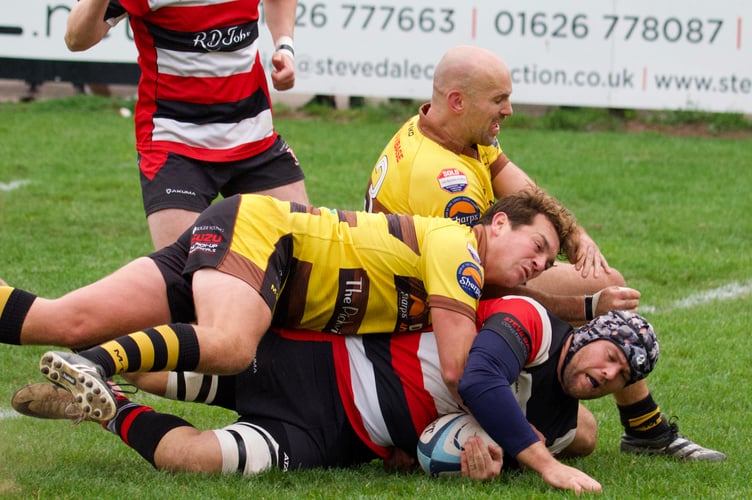 Mat Dowrick scoring Teignmouth's second try against Wadebridge