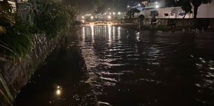 Volunteers brave rain to tackle water level