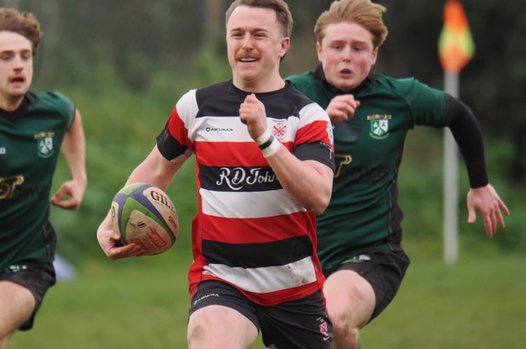 Harvey Ridgeway tearing up the pitch for his pitch-long try! 