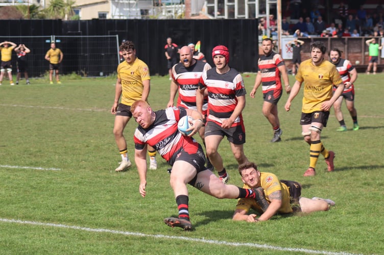 Jack Bond flying in to score Teigns' vital final try to make the scores even.