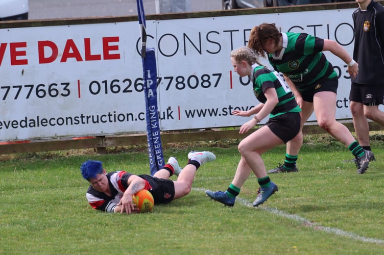 Enya Humphries scoring Teignmouth's opening try